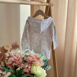 Bluza din muselină cu glugă pentru copii, cu inimioare roz – realizată 100% din bumbac